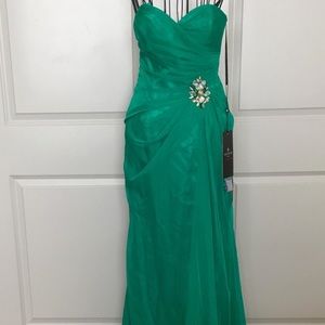 Alyce prom dress in kelly green